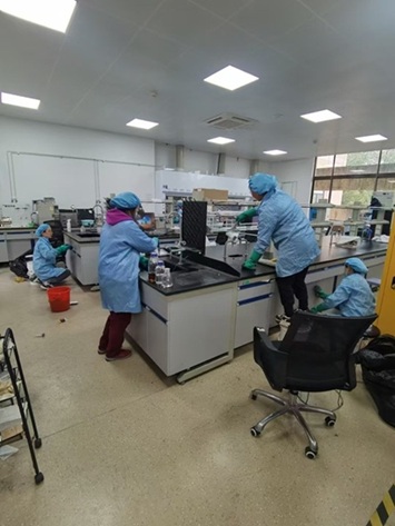 高校化學材料實驗室深度清潔